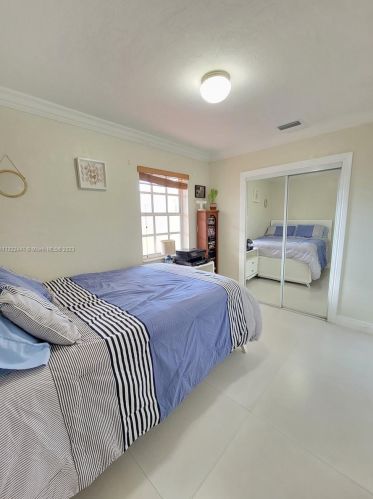 17 Suffolk Ave, Hialeah FL  33010-5035 exterior