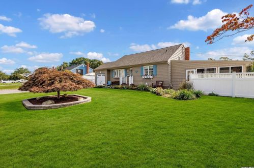 21 Katherine Pl, Oakdale, NY 11769-1703