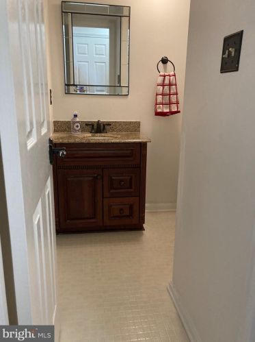 303 Orchard Cir, Hamilton VA  20158-9700 exterior