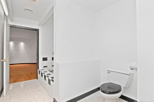 15 Sky Line Dr, Bridgeport CT  06612-1057 exterior