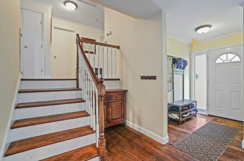 21 Beechwood Rd, Hartsdale, NY 10530-1623