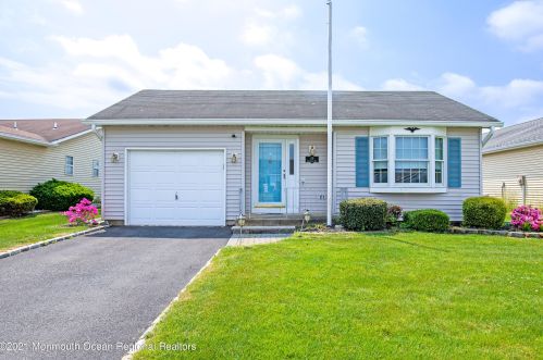 20 Greenbriar Blvd, Bricktown, NJ 08724-2050