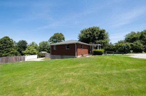 100 Beaver Ct, Jeannette, PA 15644-1212