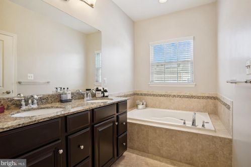 1739 Rockledge Ter, Woodbridge VA  22192-2512 exterior