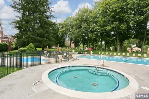 3402 Rio Vista Dr, Mahwah NJ  07430-4005 exterior