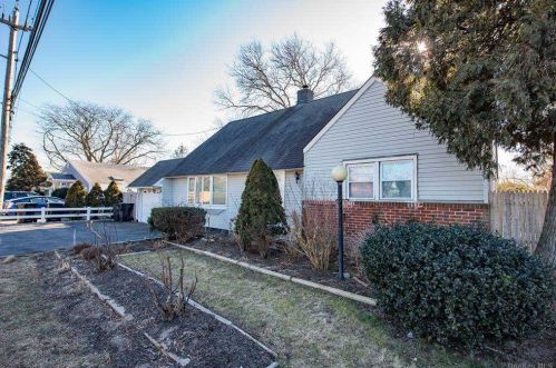 2206 Union Blvd, Bayshore, NY 11706-8021