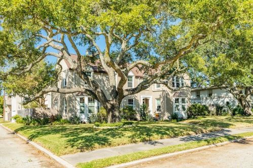 4816 Denver Dr, Galveston, TX 77551-5935