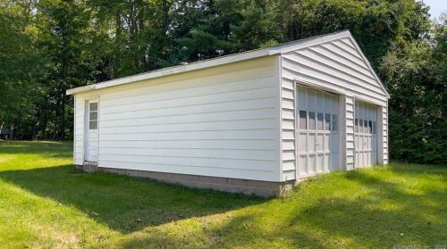 11 Powder Horn Hl, Brookfield Center, CT 06804-3726