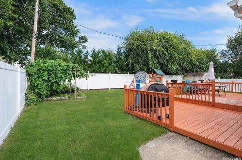 138 Gerhard Rd, Hicksville NY  11803-5513 exterior