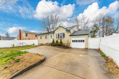 30 Washington Dr, North Lindenhurst, NY 11757-1848