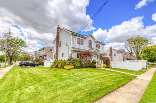 2328 Mattituck Ave, Seaford, NY 11783-3137