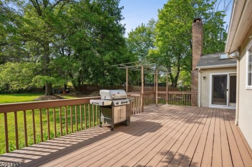 1095 Mayflower Ct, Martinsville NJ  08836-2326 exterior