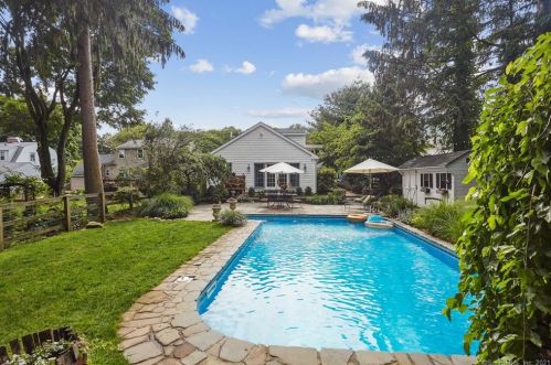 82 Cutspring Rd, Stratford, CT 06614-2833