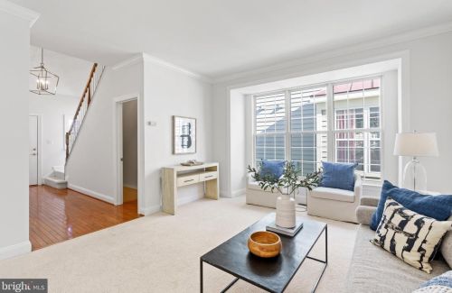 6821 Walnut Park Ln, Haymarket, VA 20169-2999