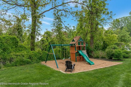 4 Constitution Dr, Leonardo NJ  07737-1808 exterior