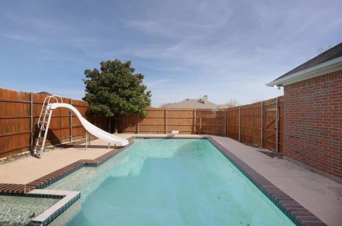 1020 Hampshire Ln, Cedar Hill TX 75104-4109 exterior