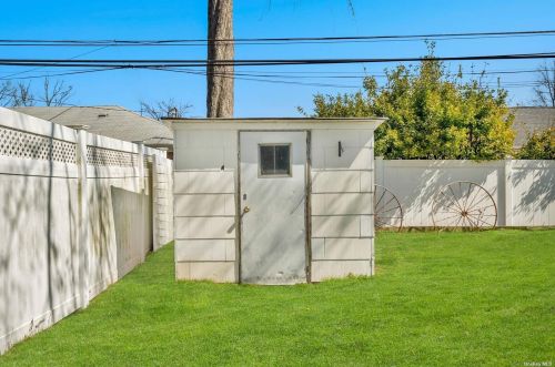 738 Salisbury Park Dr, Westbury NY  11590-5820 exterior