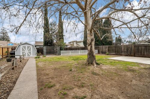 15530 Lottie Way, Lathrop CA  95330-9475 exterior