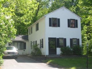 37 Main St, Hampstead, NH 03841-2033