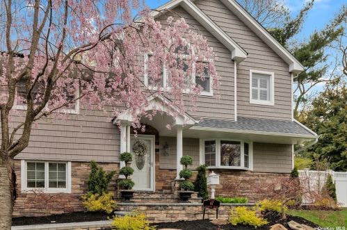 47 Wyoming Dr, Huntington Station, NY 11746-2655