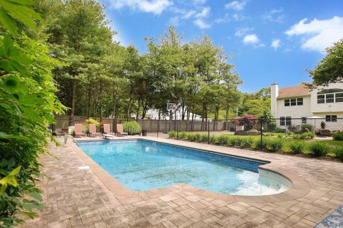 164 Miller Place Rd, Miller Place, NY 11764-2803