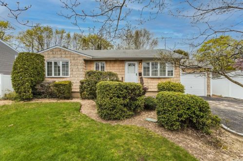 243 Silver St, Babylon, NY 11704-3930