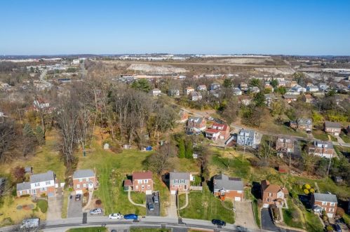 257 Constitution Dr, Pittsburgh PA 15236-4467 exterior