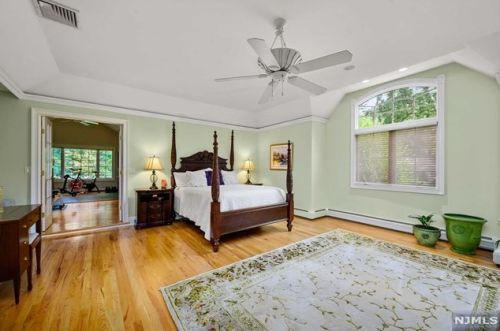 30 Oak Dr, Upper Saddle River NJ  07458-2132 exterior