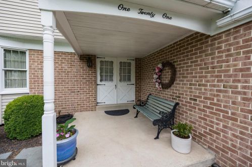 121 Surrey Ln, Harleysville, PA 19438-1805
