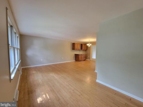 360 Regent St, Camp Hill, PA 17011-2826