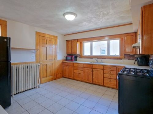 33 Myrtle St, Saugus MA 01906-4326 exterior