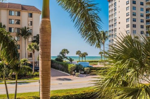 10620 Gulf Shore Dr, Naples FL 34108-3009 exterior