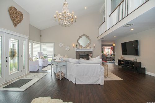 805 Anthony Dr, North Lindenhurst, NY 11757-6241