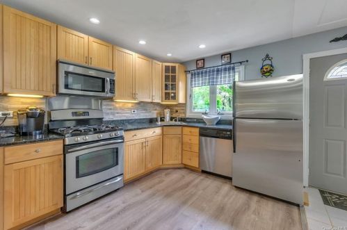 14 Macgregor Dr, Mahopac, NY 10541-2741