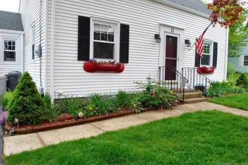 21 Country Club Rd, Groton, CT 06340-5862