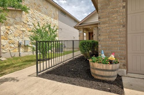 7104 Crestone Rd, Austin TX 78744-1772 exterior