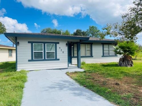 920 Temple Cir, Hitchcock, TX 77563-1616