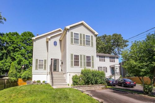 14 Stoneham Pl, White Plains, NY 10607-1425