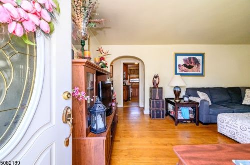 339 7th Ave, Roselle, NJ 07203-2152