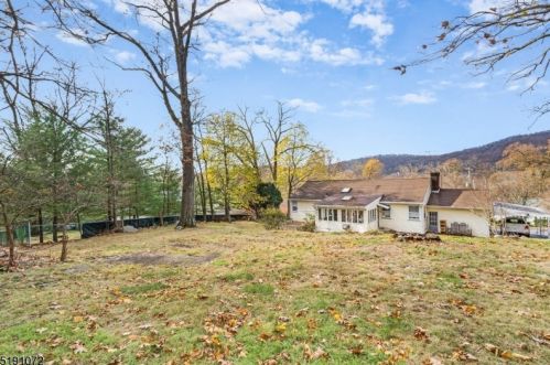 426 Squaw Brook Rd, Paterson, NJ 07508-2793