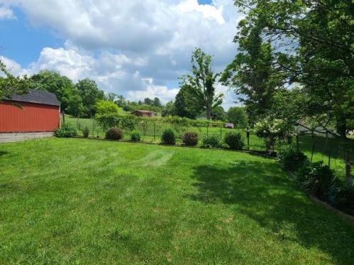 3082 Green Valley Rd, Claysville, PA 15323-1359