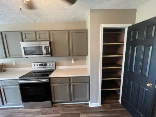 1733 Greatwood Dr, Florence KY  41042-8121 exterior