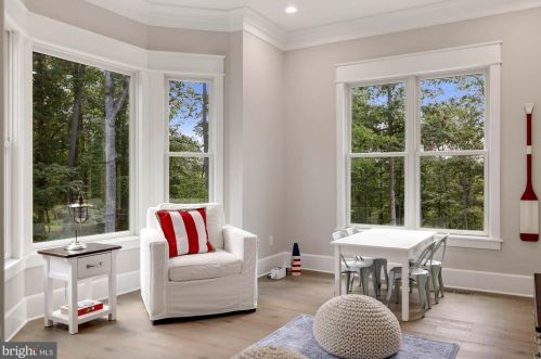 1044 Manning St, Great Falls VA  22066-1922 exterior