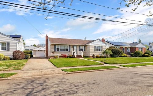 23 Kay Ave, Bethpage, NY 11714-5105