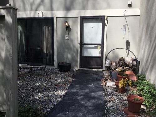 13 Clubhouse Dr, Woodbury, CT 06798-3205