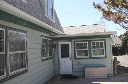 493 Middle Rd, Bay Port NY  11705-1907 exterior