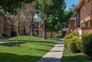 2870 Towne Ave, Pomona CA  91767-2057 exterior