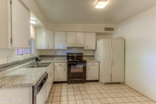 6783 Hawk Dr, Tucson AZ 85730-3247 exterior