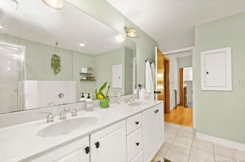 38 Hemlock Trl, Bridgeport CT  06611-3343 exterior