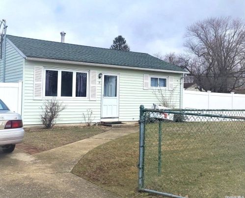19 Willow St, Central Islip NY  11722-3821 exterior